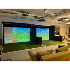 Moderner Indoor Golf Simulator mit großer Projektionsfläche und Abschlagmatte im Showroom