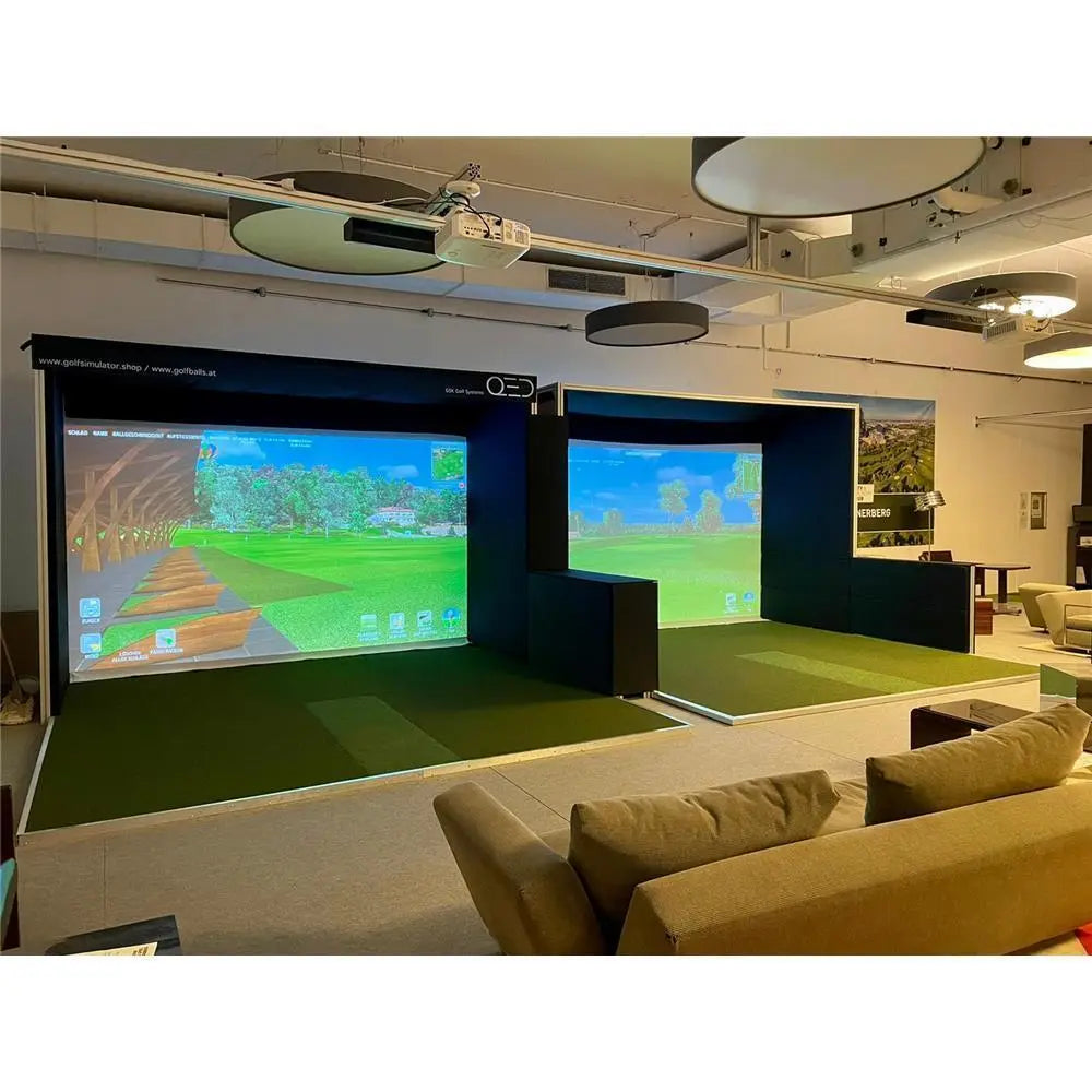 Moderner Indoor Golf Simulator mit großer Projektionsfläche und Abschlagmatte im Showroom