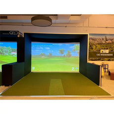 Moderner Indoor Golf Simulator mit großem Bildschirm und Kunstrasen, perfekt für Golftraining.