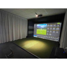 Moderner Indoor Golf Simulator mit Leinwand, Statistikanzeige und Kunstrasenmatte