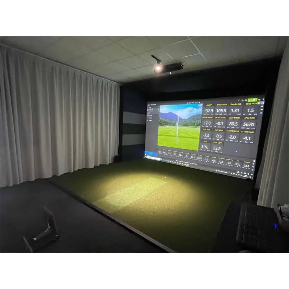 Moderner Indoor Golf Simulator mit Leinwand, Statistikanzeige und Kunstrasenmatte