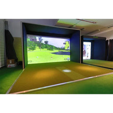 Modernes Indoor Golf Simulator System mit Abschlagmatte und großer Projektionsleinwand