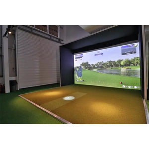 Moderner Golf Simulator mit großer Projektionsleinwand und Abschlagmatte im Indoorbereich