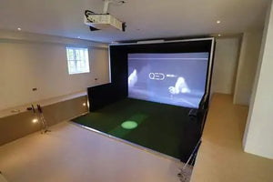 Moderner Indoor Golf Simulator mit Projektor und großer Leinwand in hellem Raum