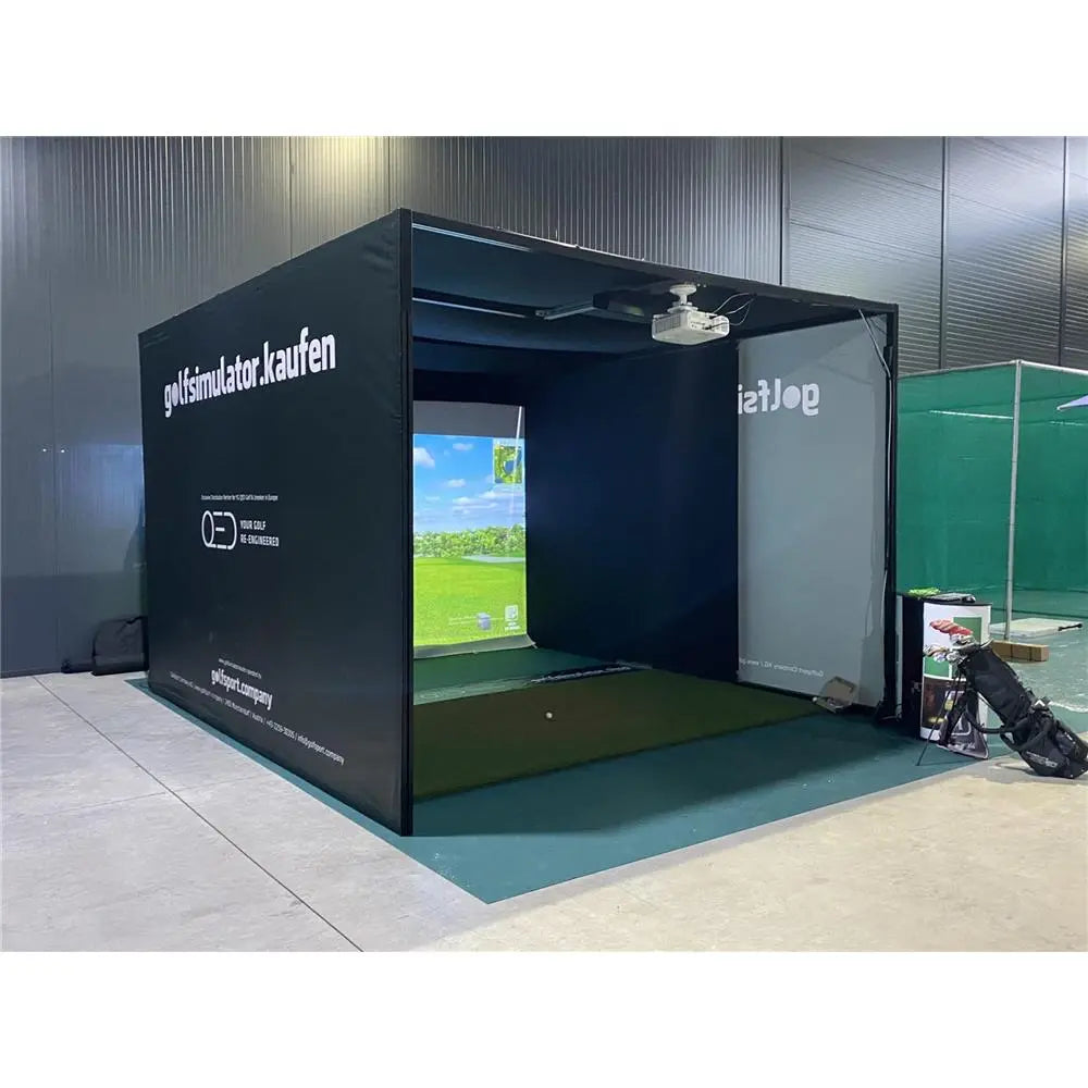 Golf Simulator Indoor mit Projektor, Leinwand und Golfschläger im modernen Raum