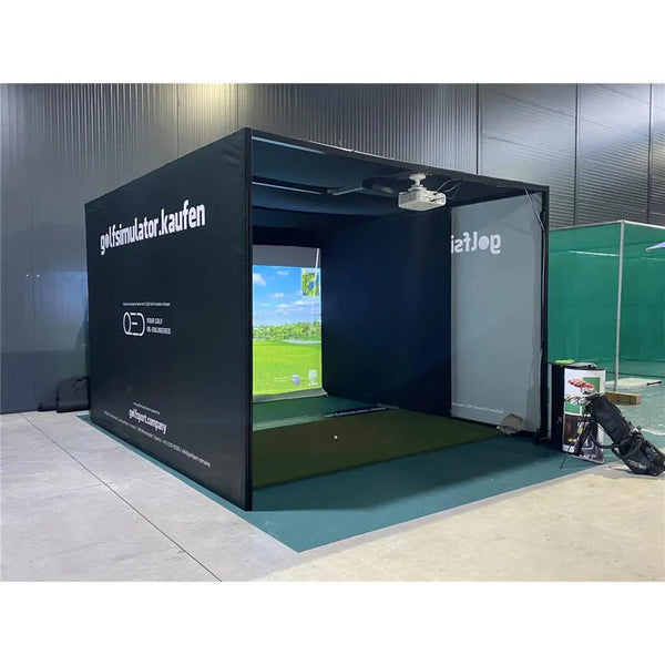 Golf Simulator Indoor mit Projektor, Leinwand und Golfschläger im modernen Raum