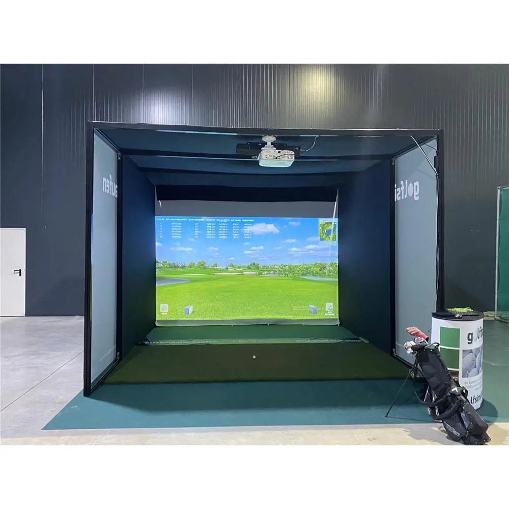 Moderner Golf Simulator mit großer Leinwand, Indoor-Golf Setup und Golftasche im Raum