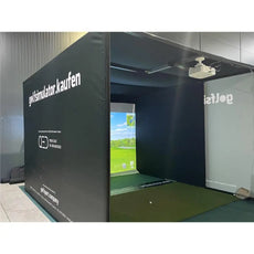 Moderner Golf Simulator mit Projektor, Abschlagmatte und digitaler Golfplatz-Ansicht in Indoor-Umgebung