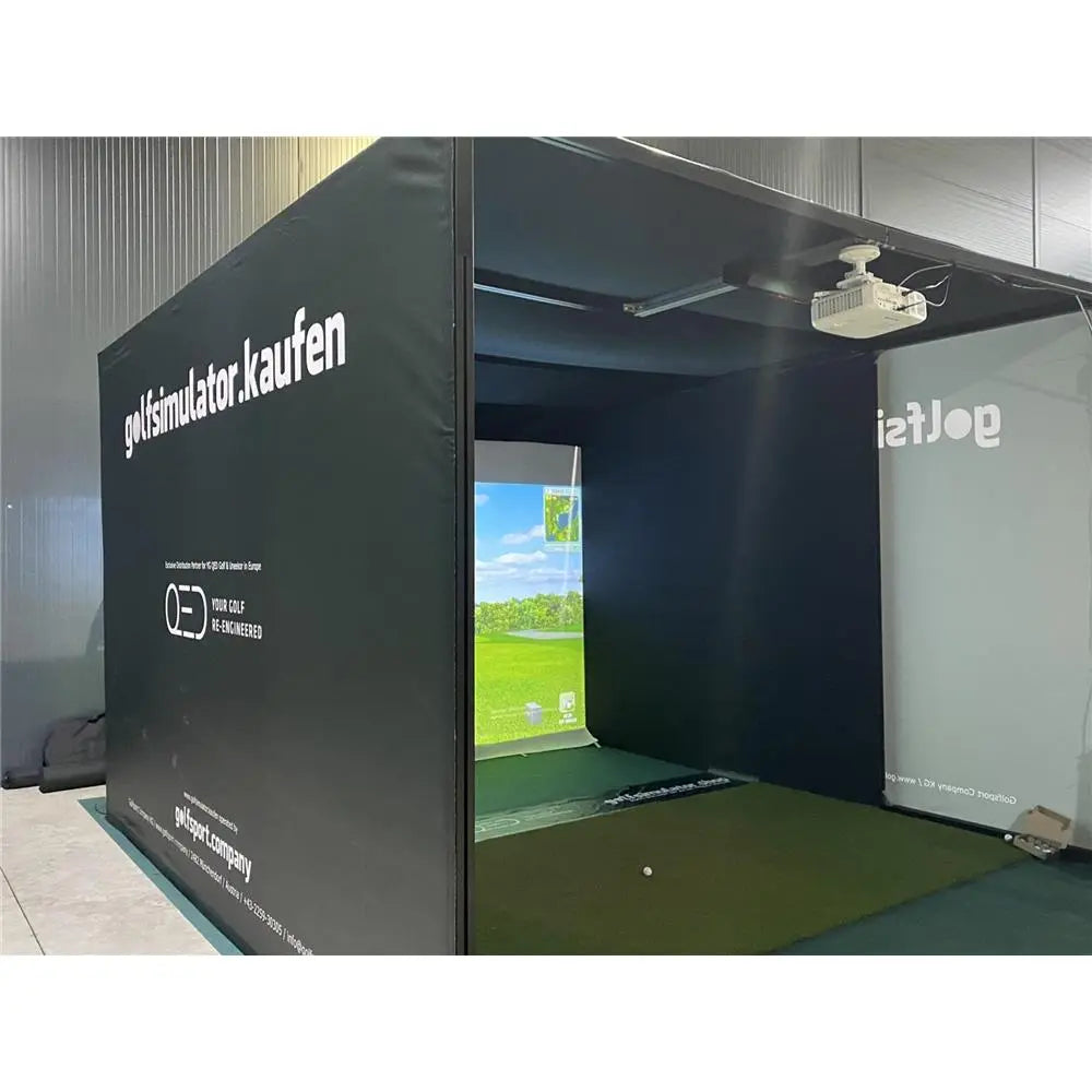 Moderner Golf Simulator mit Projektor, Abschlagmatte und digitaler Golfplatz-Ansicht in Indoor-Umgebung