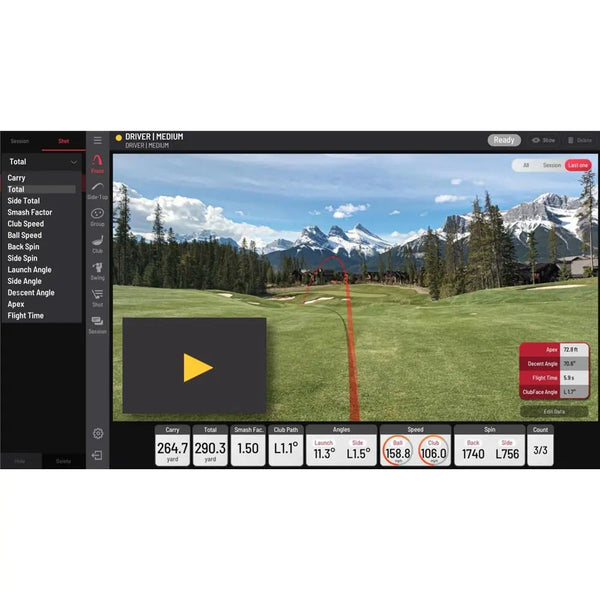 Golf Simulator Bildschirm mit Golfplatz-Visualisierung, Schlagdaten und Ballflug-Analyse