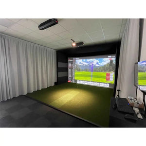 Moderner Indoor Golf Simulator mit Projektion, Abschlagmatte und Analysemonitor