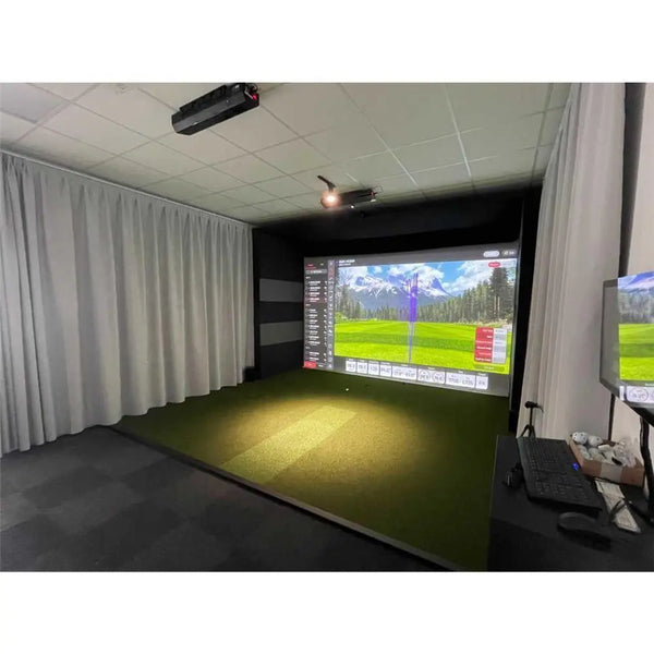 Moderner Indoor Golf Simulator mit Projektion, Abschlagmatte und Analysemonitor