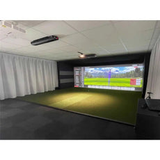 Moderner Indoor Golf Simulator Raum mit großer Projektionsfläche und Kunstrasen
