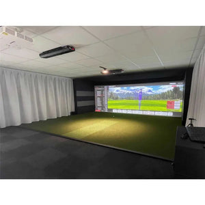 Moderner Indoor Golf Simulator Raum mit großer Projektionsfläche und Kunstrasen