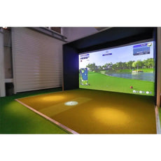 Moderner Indoor Golf Simulator mit großem Bildschirm und Abschlagmatte in heller Halle
