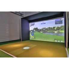 Moderner Indoor Golf Simulator mit virtuellem Fairway auf großer Projektionsfläche