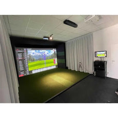 Moderner Indoor Golf Simulator Raum mit Projektion, Abschlagmatte und Analyse-Display