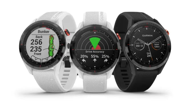 Drei Garmin Approach S62 Golf Uhren mit Golfplatz- und Fitnessanzeigen, weiß und schwarz