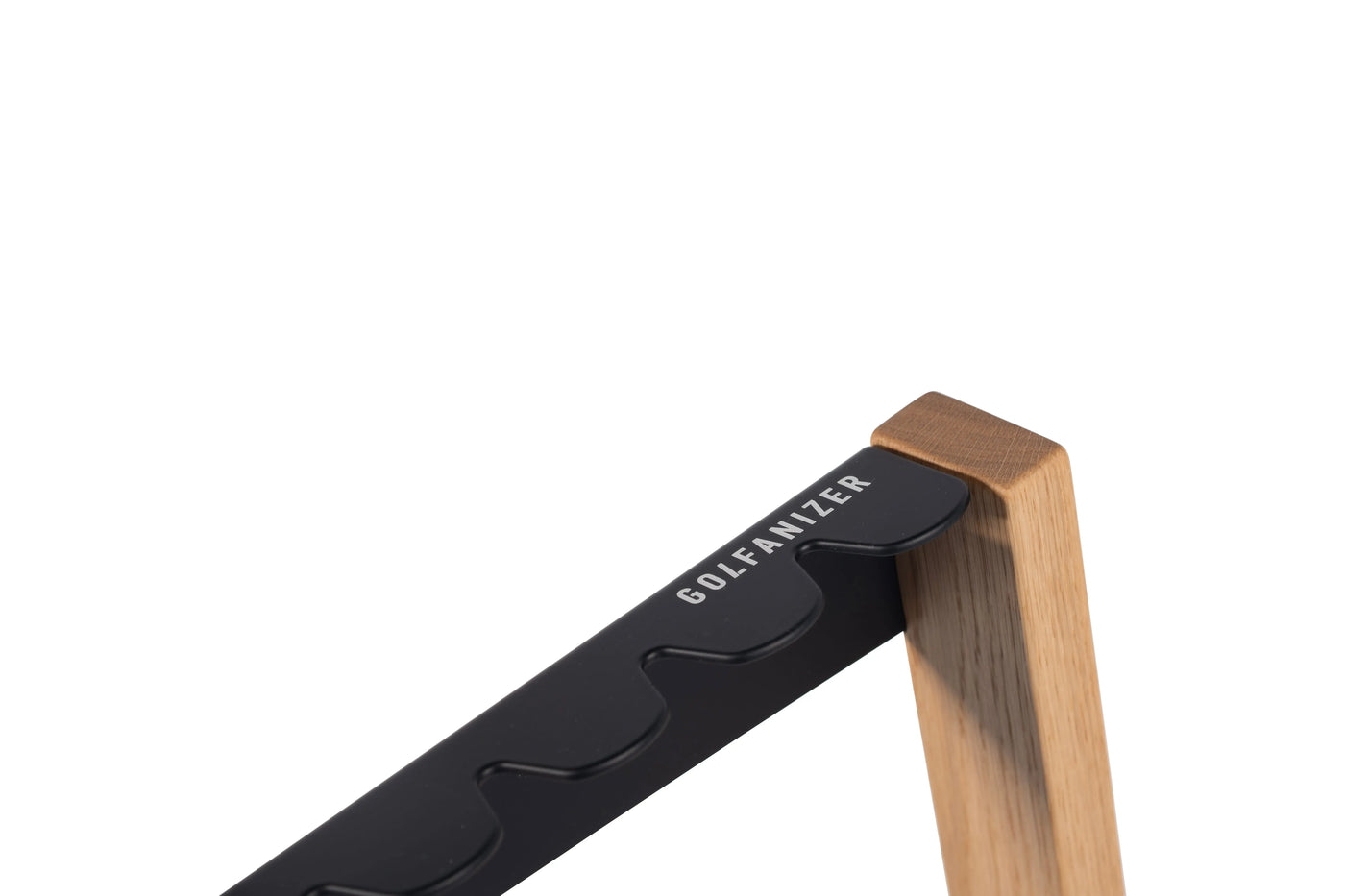 Detailansicht Golfanizer Golfschlägerhalter aus Eicheholz und schwarzem Metall, modernes Design