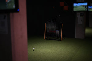 Golf Schlägerständer aus Eiche in Schwarz mit Golfschlägern auf Indoor-Kunstrasen