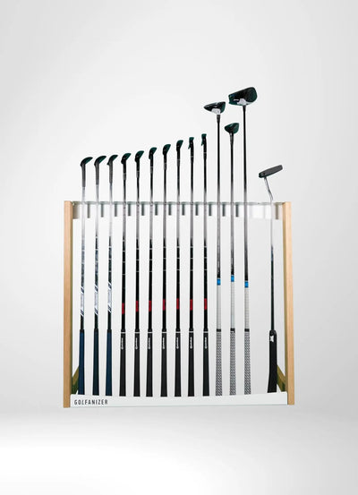 Moderner Golfschlägerständer aus Eiche und Weiß mit mehreren Golfschlägern, freigestellt