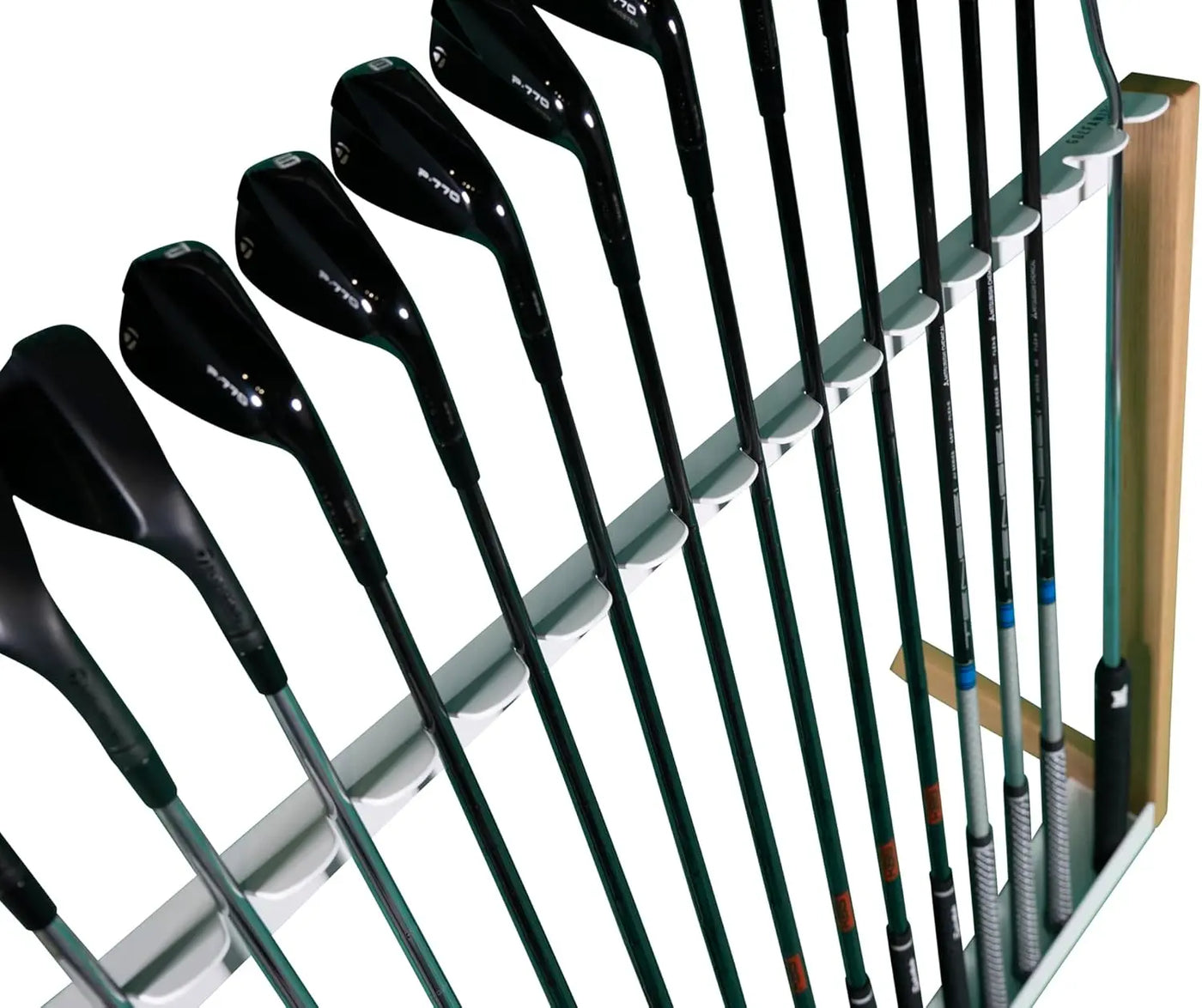 Moderner Golfschlägerständer aus Eiche und Weiß, bestückt mit Golfschlägern