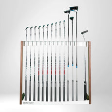 Design Golfschlägerständer aus Nussbaum und Weiß mit Golfset auf weißem Hintergrund