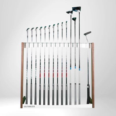 Design Golfschlägerständer aus Nussbaum und Weiß mit Golfset auf weißem Hintergrund