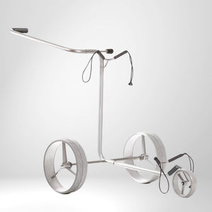 Silberner Golf Trolley mit drei großen Rädern, minimalistisch auf weißem Hintergrund