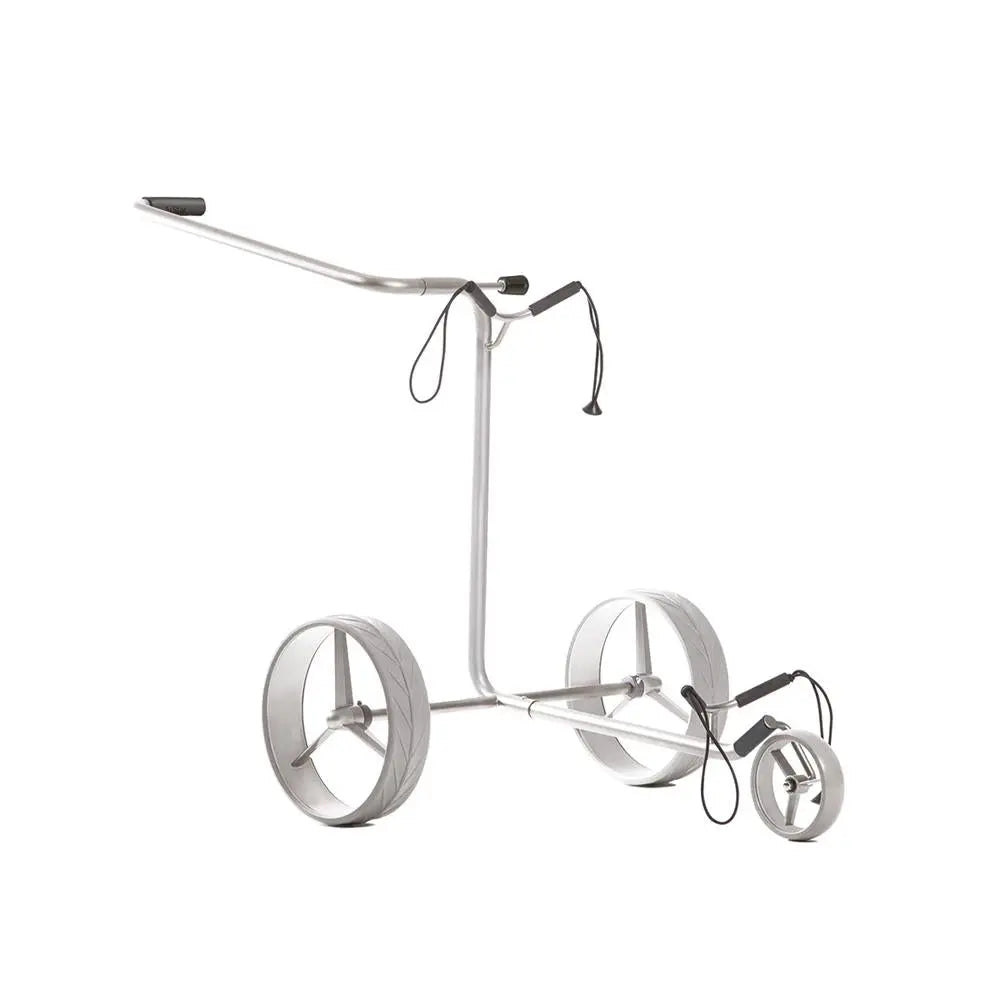 Silberner Golftrolley mit drei Rädern und ergonomischem Griff auf weißem Hintergrund