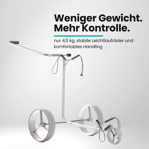 Silberner Golftrolley mit drei Rädern und ergonomischem Griff auf weißem Hintergrund
