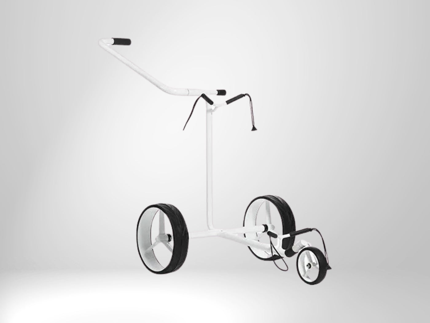Weißer, manueller Golf Trolley mit drei Rädern auf weißem Hintergrund