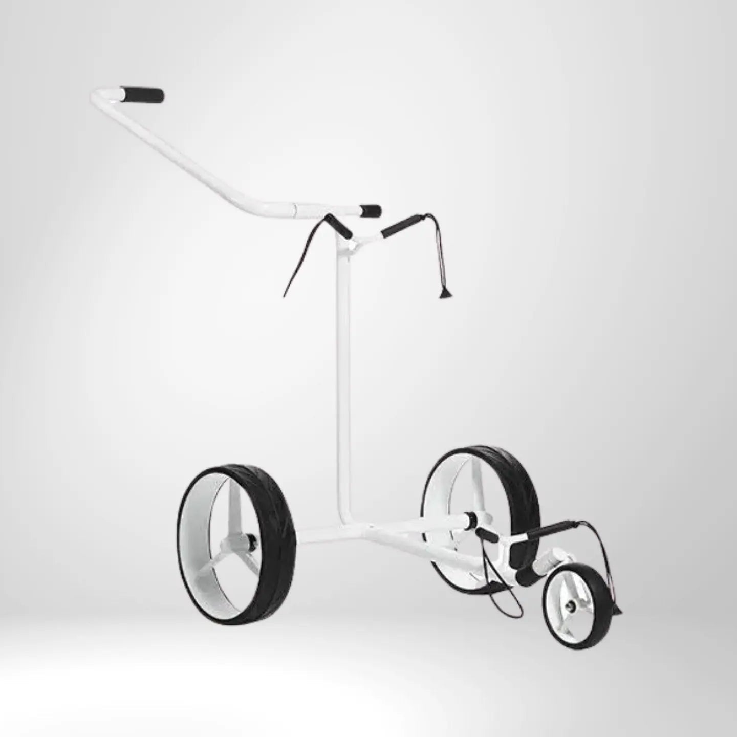 Weißer, manueller Golf Trolley mit drei Rädern auf weißem Hintergrund