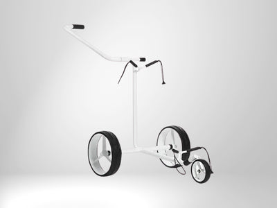 Weißer, manueller Golf Trolley mit drei Rädern auf weißem Hintergrund