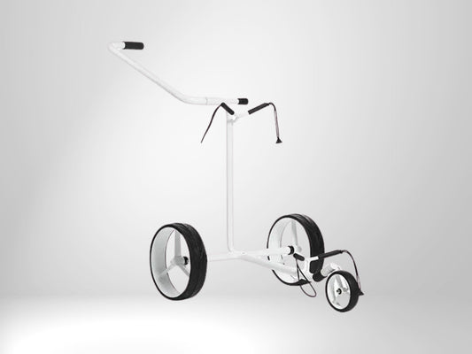 Weißer, manueller Golf Trolley mit drei Rädern auf weißem Hintergrund
