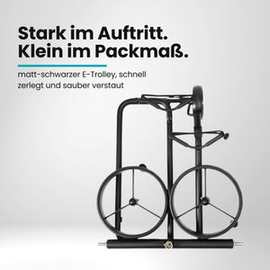Schwarzer, zusammengeklappter Golftrolley mit großen Rädern auf weißem Hintergrund