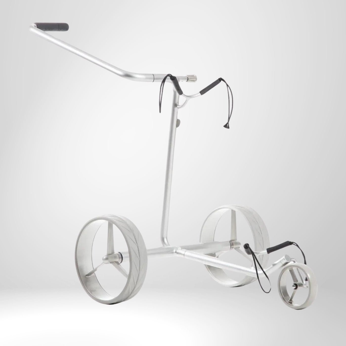 Moderner silberner 3-Rad-Golftrolley aus Aluminium, minimalistisch, auf weißem Hintergrund