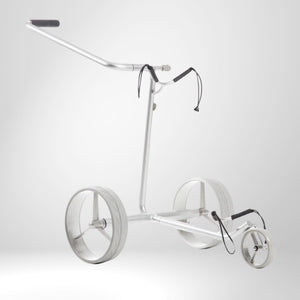 Moderner silberner 3-Rad-Golftrolley aus Aluminium, minimalistisch, auf weißem Hintergrund