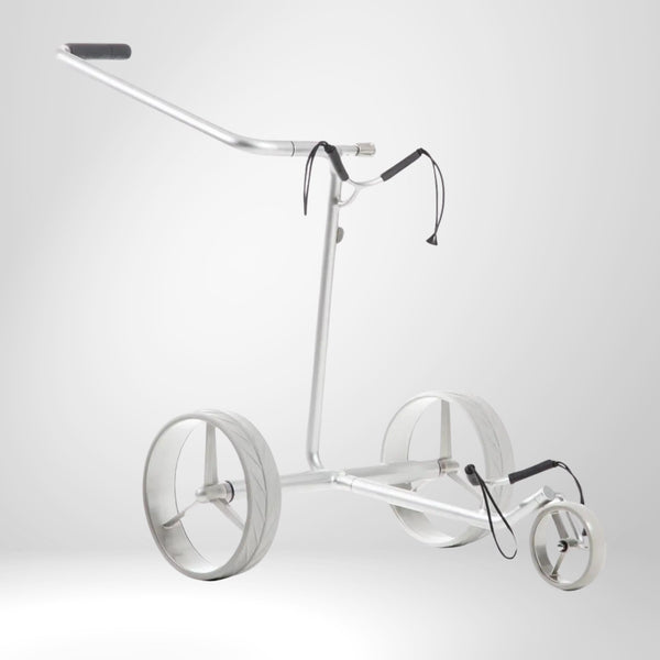 Moderner silberner 3-Rad-Golftrolley aus Aluminium, minimalistisch, auf weißem Hintergrund