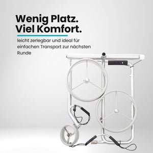 Zusammengeklappter silberner Golftrolley mit drei großen Rädern auf weißem Hintergrund.