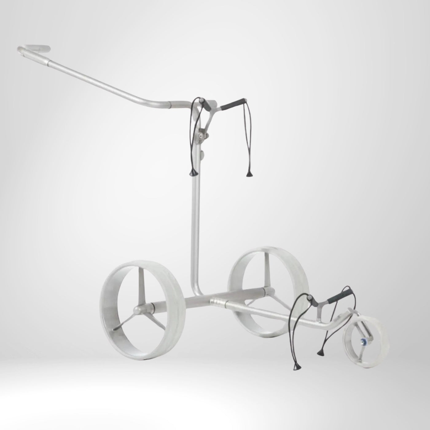 Elektrischer Golf Trolley aus Aluminium mit drei großen Rädern auf weißem Hintergrund