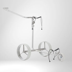 Elektrischer Golf Trolley aus Aluminium mit drei großen Rädern auf weißem Hintergrund