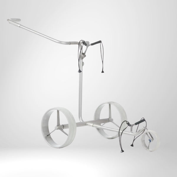 Elektrischer Golf Trolley aus Aluminium mit drei großen Rädern auf weißem Hintergrund