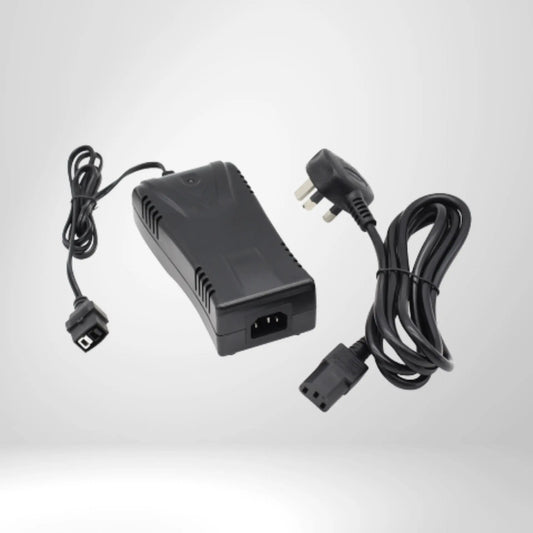 Schwarzes Ladegerät mit Netzkabel für E-Trolley Golf Zubehör auf hellem Hintergrund