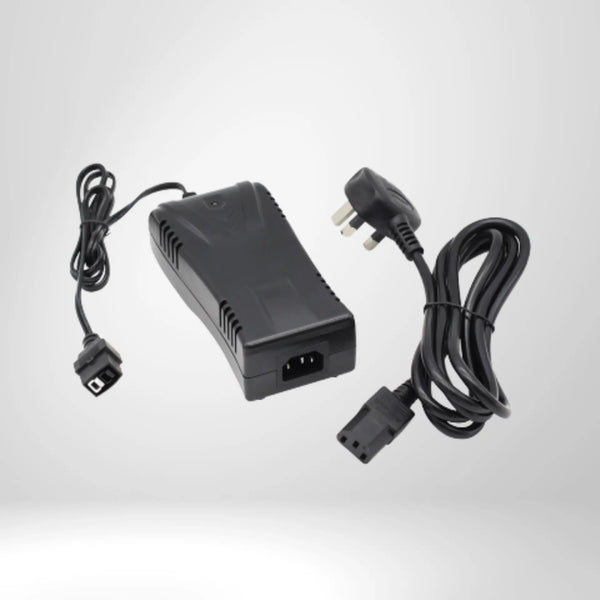 Schwarzes Ladegerät mit Netzkabel für E-Trolley Golf Zubehör auf hellem Hintergrund