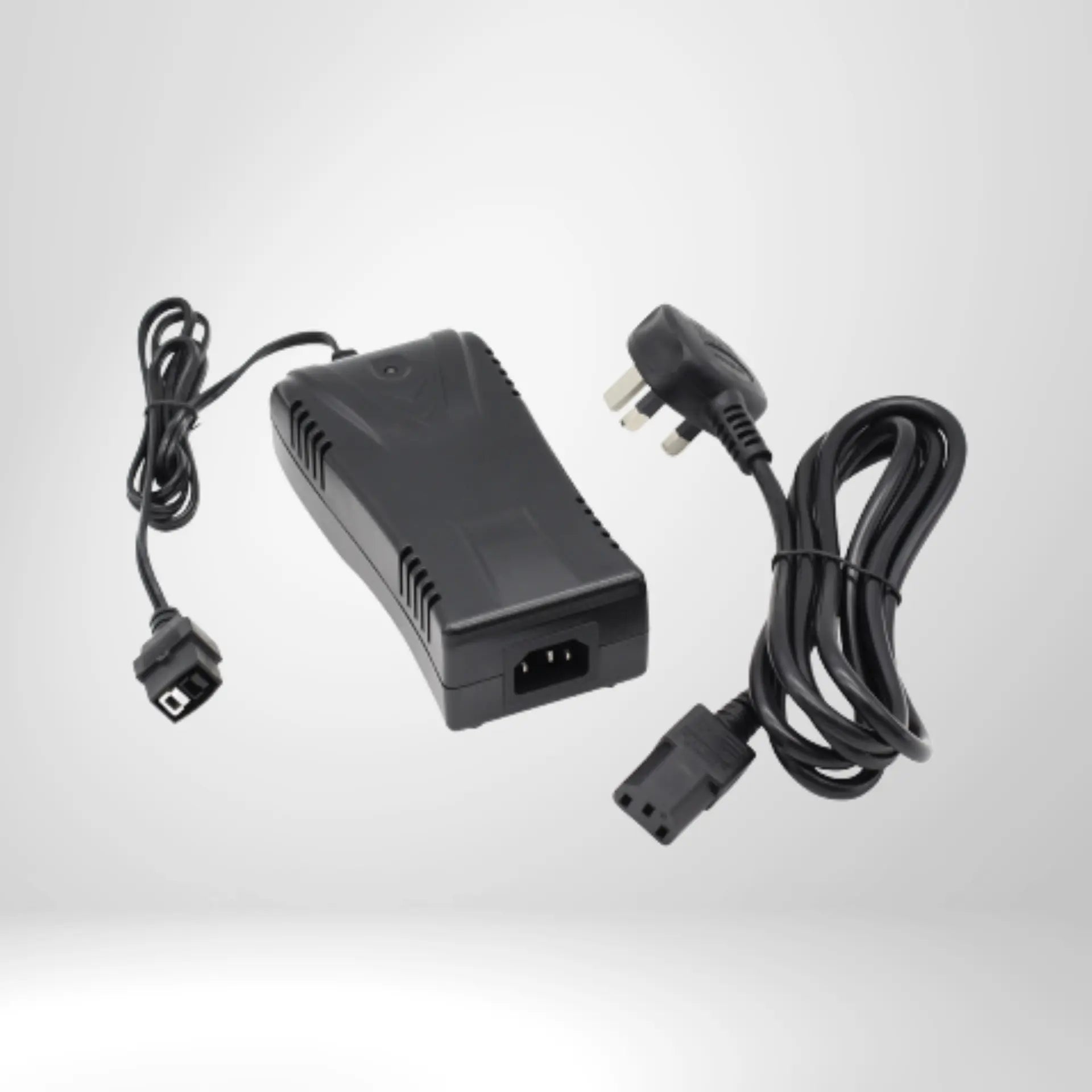 schwarzes Ladegerät mit Netzkabel für Golf E-Trolley Zubehör auf weißem Hintergrund
