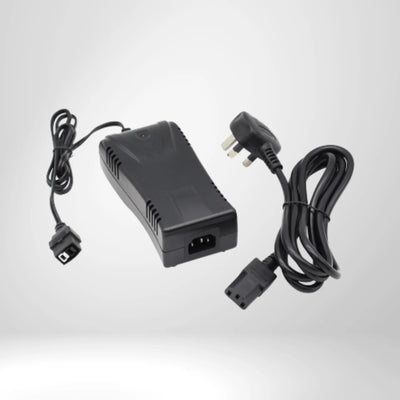 schwarzes Ladegerät mit Netzkabel für Golf E-Trolley Zubehör auf weißem Hintergrund