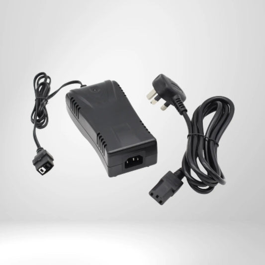 schwarzes Ladegerät mit Netzkabel für Golf E-Trolley Zubehör auf weißem Hintergrund