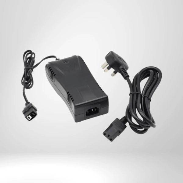 schwarzes Ladegerät mit Netzkabel für Golf E-Trolley Zubehör auf weißem Hintergrund