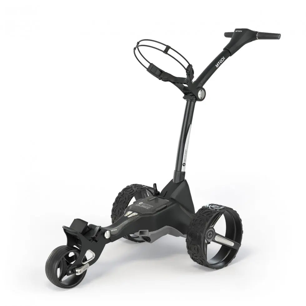 Schwarzer elektrischer Golf Trolley mit drei Rädern auf weißem Hintergrund, modernes Golf Zubehör